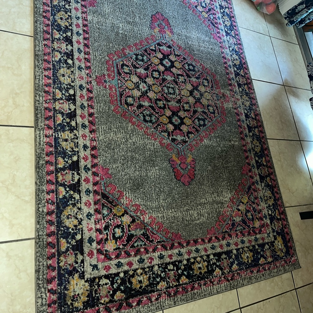Pink/Gray accent rug 5x8